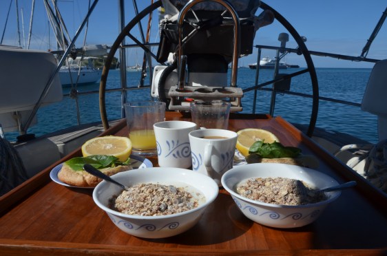 Gåvas frukost i sittbrunnen en morgon utan stress