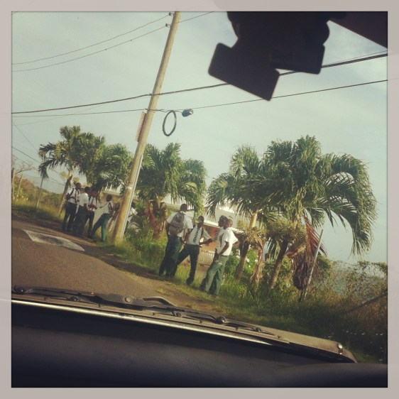 Skolbarn i väntan på bussen...
