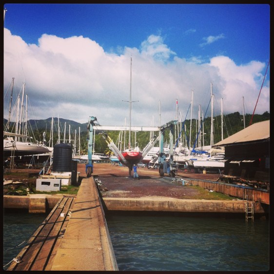 Lyftanordning, känd för att kunna hantera både Cats och monohulls