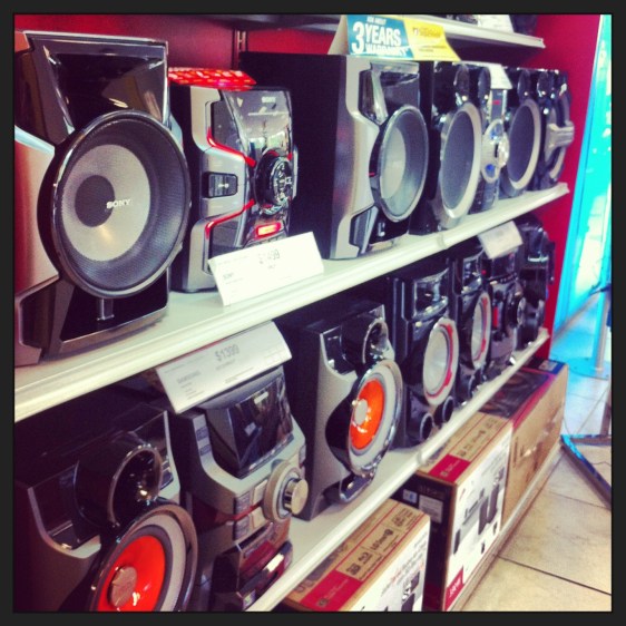 Högtalare i elektronikaffär, ju större desto bättre!