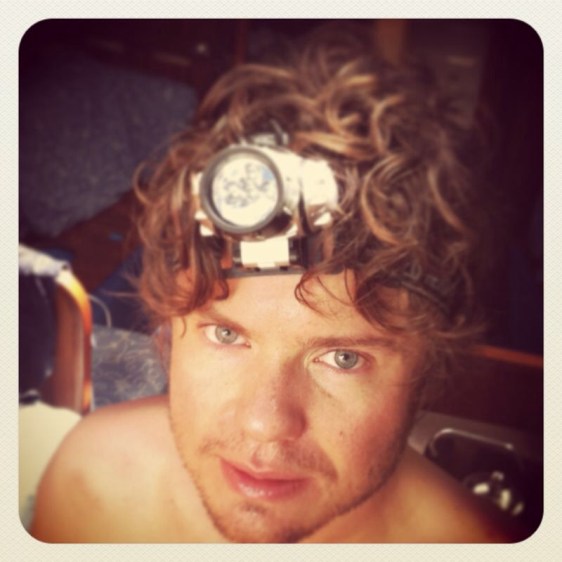 Erik tittar upp efter en tur i motorrummet