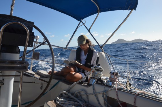 Segling över, och ja vi delar på ansvaret att köra båten men här läser jag, Hanna som vanligt.