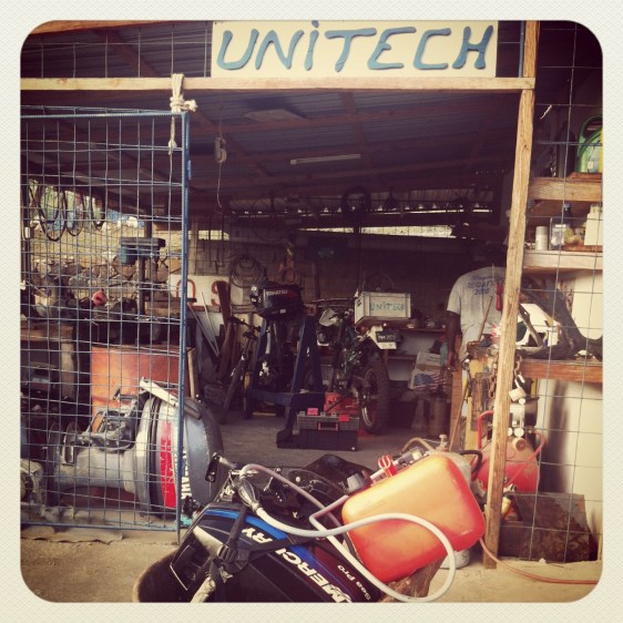 Vår utombordare på väg till mekanikern