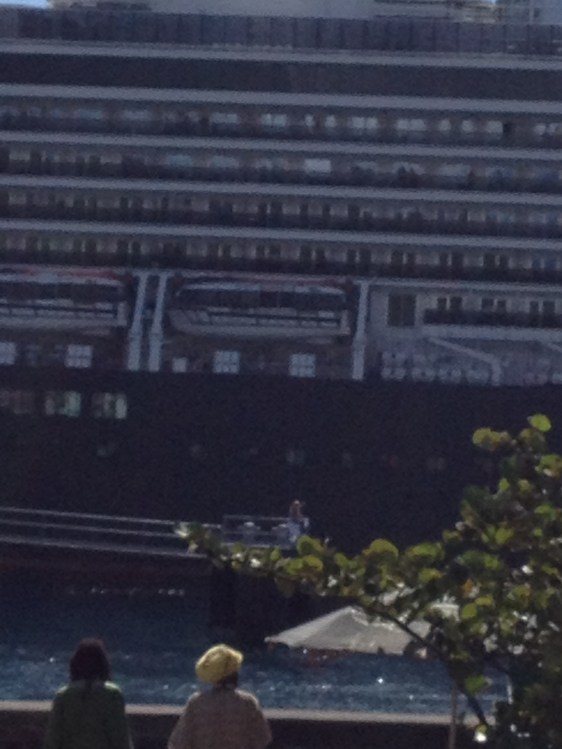 Kvinna som missat sitt fartyg och blir körd ut till fartyget med båt. Mycket surrande på kajen. Ovanlig syn även för lokala dominikabor.