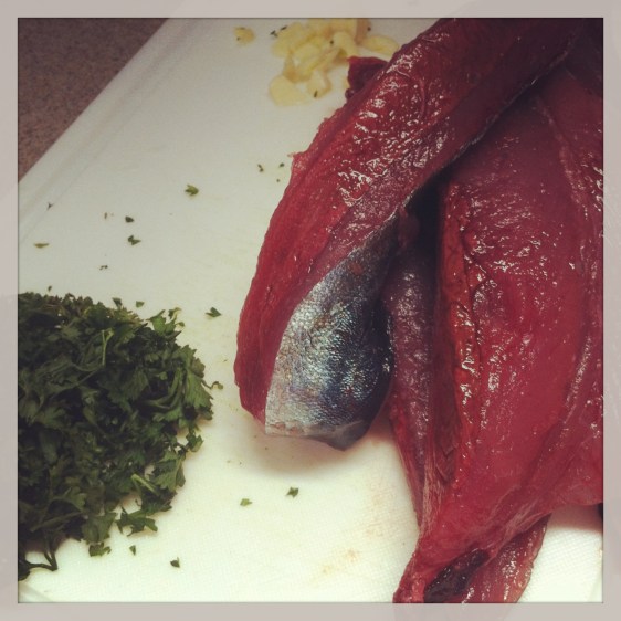 Nyfångad tonfisk inhandlad på fiskmarknaden efter joggingturen