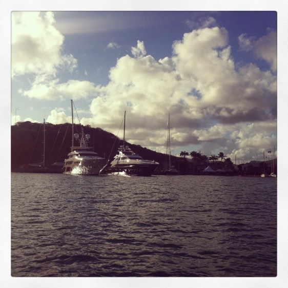 Ankomst till Antigua, många superyachter