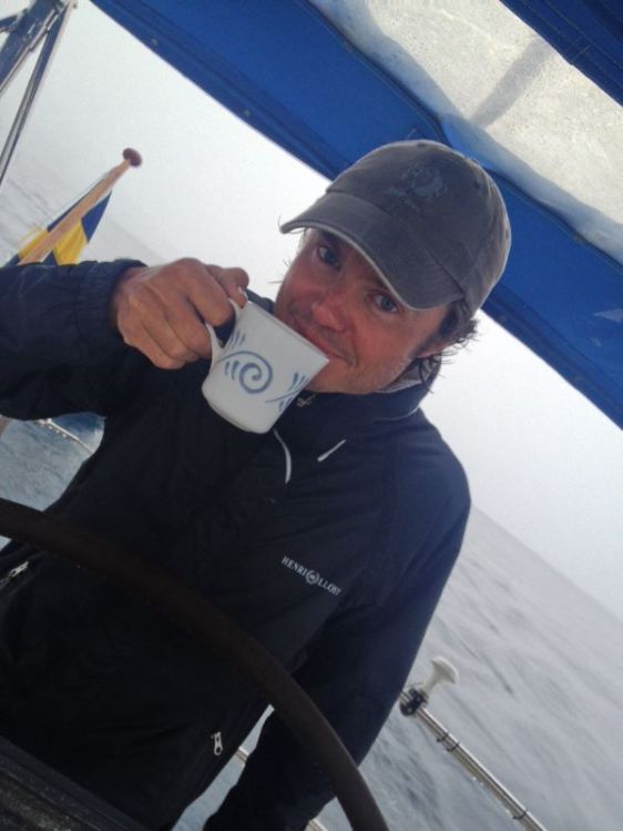 En kopp kaffe värmer i regnet