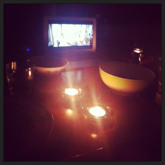 Äntligen lite filmer som vi fått av ett trevligt norskt par vi träffat, drinkar och ätit middag med. Vår första filmkväll på länge!