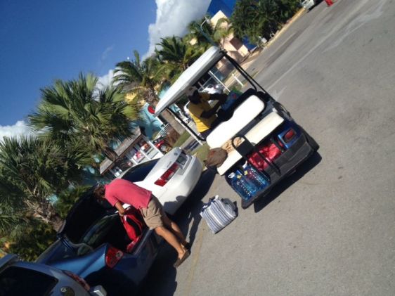 Handling innan vi blev sjösatta - en av marinans golfbilar hjälper oss