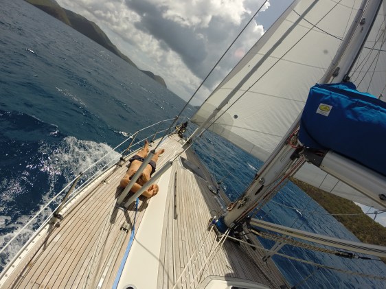 Underbar segling i 7 knop till St Johns med enbart genua