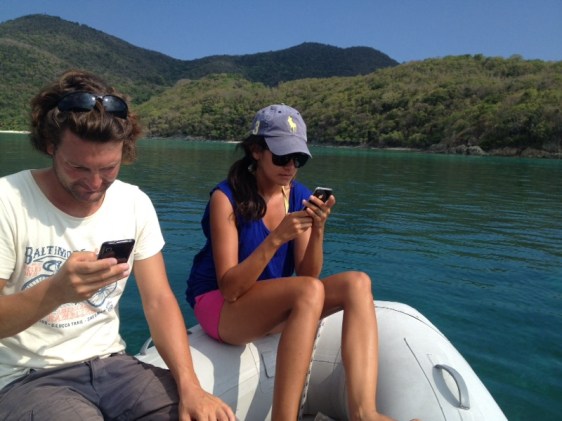 Hanna och Boran "snor" internet från en resort från vår jolle