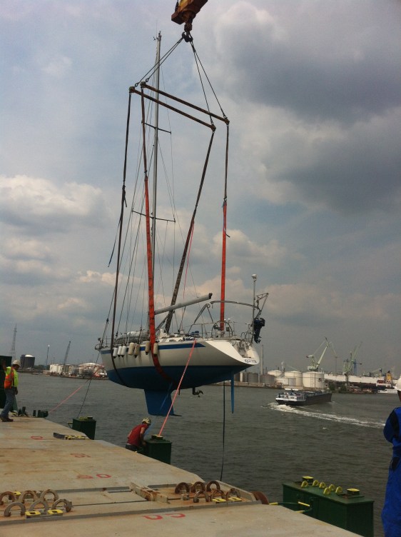 Gåva lyfts i vattnet