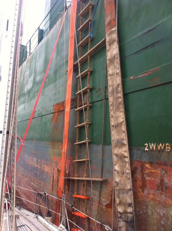 Klättrade på en ranglig stege ned från fartyget till Gåva